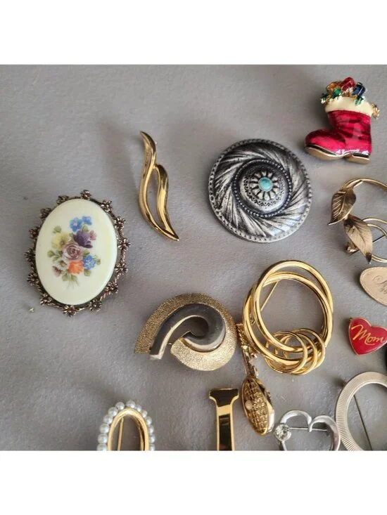 Vintage Brooch Pin Lot - Assorted Styles, Pearl, Enamel, Gold Tone - Picture 4 of 8